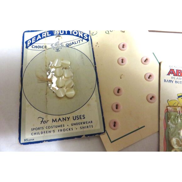 LOT OF 70+ /-  VINTAGE DOLL OR BABY CLOTHES BUTTONS NEW ON THE CARD - Picture 5 of 6